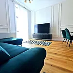 Premium 2 With Balcony, Horea Near Center