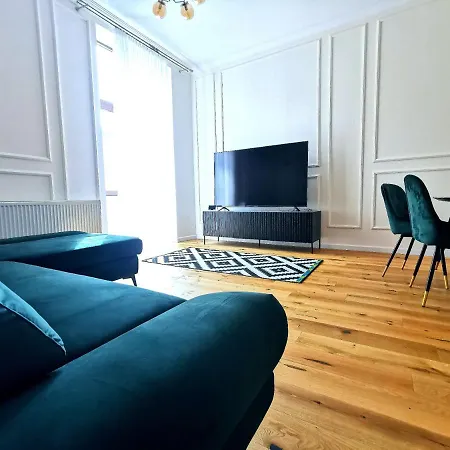 Premium 2 With Balcony, Horea Near Center
